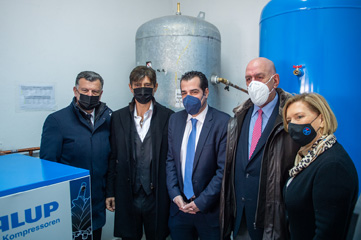 από αριστερά προς δεξιά: κ. Θεοδόσης Νικηταράς, Δήμαρχος της Κω, κ. Δημήτρης Γιαννακόπουλος, Πρόεδρος Δ.Σ. και Διευθύνων Σύμβουλος Ομίλου ΒΙΑΝΕΞ,  κ. Θάνος Πλεύρης, Υπουργός Υγείας, κ. Ιωάννης Καμπάνης ο Έπαρχος Κω -Νισύρου, κ. Μίνα Γκάγκα, Αναπληρώτρια Υπουργός Υγείας 
